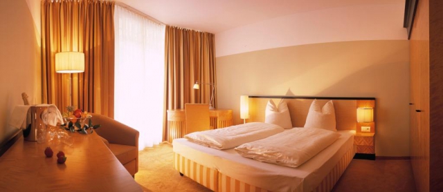 . Všechny pokoje jsou vybaveny kabelovou TV, telefonem, minibarem, koupelnou se sprchou a/nebo vanou. Hotel Falkensteiner Grand Spa nabízí bezplatné Wi-Fi připojení.